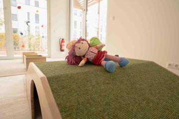 Spielzeugpuppen in der KiTa.