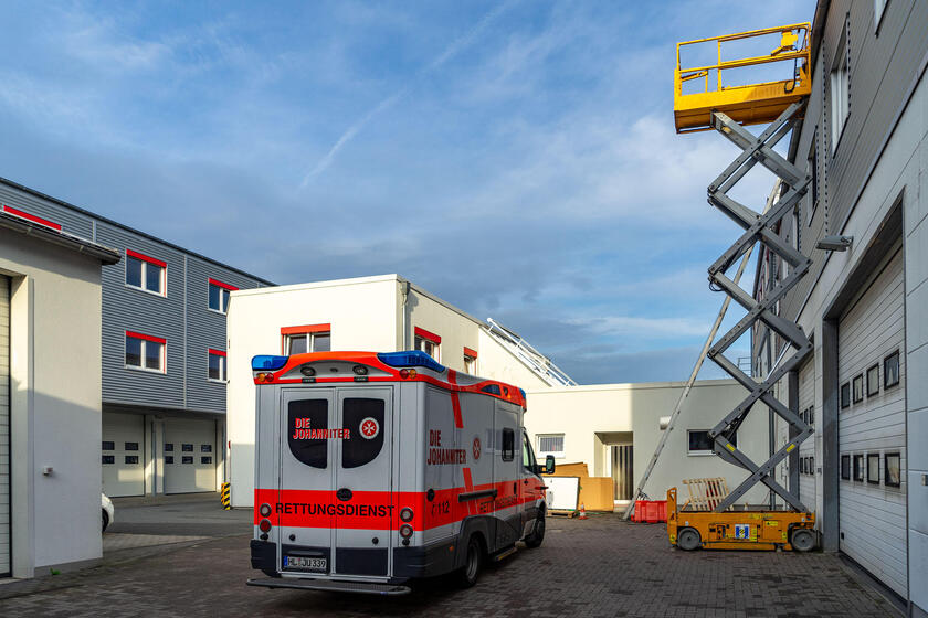 Bereits im Oktober 2022 wurden die Photovoltaik-Anlagen auf den Dächern der Johanniter-Dienststelle installiert. Auch der Rettungsdienst profitiert von der grünen Energie – so muss die medizinische Ausstattung der Einsatzfahrzeuge jederzeit geladen sein.