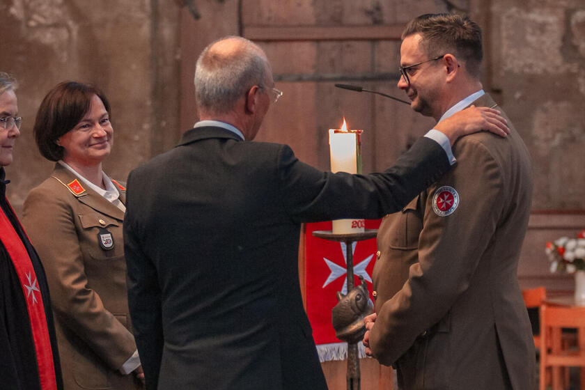 Torsten Madeheim, rechts im Bild, bekommt seinen Segen für sein Amt vom Landesvorstand der Johanniter-Unfall-Hilfe.
