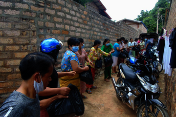Menschen geben Tüten weiter