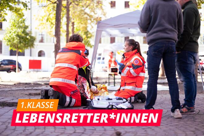 Junge Menschen leisten Erste Hilfe.