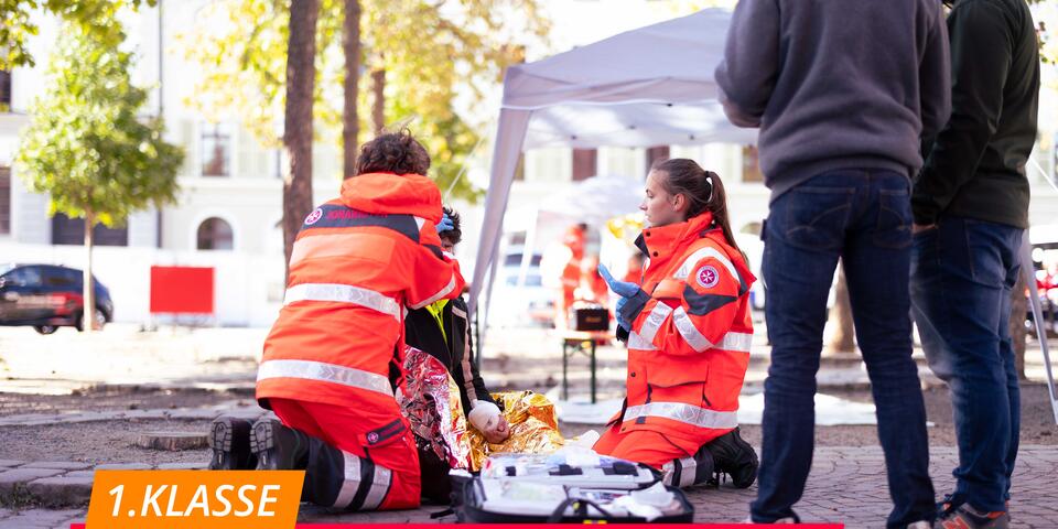 Junge Menschen leisten Erste Hilfe.