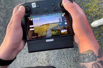 Auf dem Display einer Drohnensteuerung sieht man eine Wiese mit einem kleinen Rehkitz drauf.