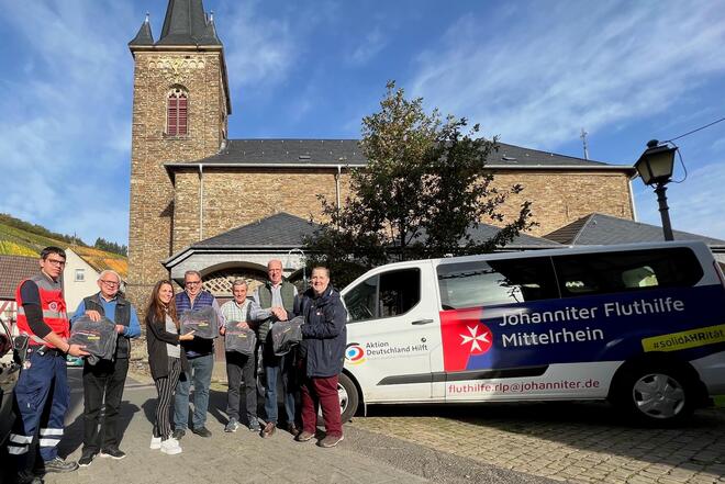 Übergabe der Wolldecken in Dernau: (v.l.n.r.) Andreas Jung (Johanniter), Walter Reichling, Carmen Schenk (Johanniter), Richard Bertram, Edgar Bertram, Thomas Ley und Heinz-Wilhelm Schaumann (Johanniter).
