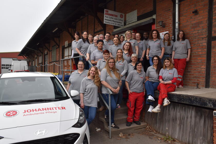 das Team vom Ambulanten Pflegedienst in Buchholz steht vor der Dienststelle