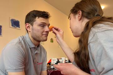 Türkheimer Johanniter lernen realistische Wunden zu schminken.