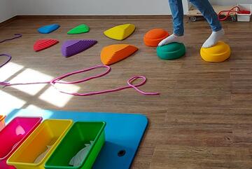 bunte Balancier-Elemente im Bewegungsraum der Praxis