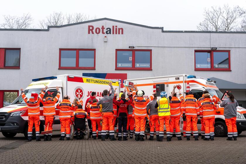 Ehrenamtlich Helfende aus dem Sanitätsdienst posieren für ein Gruppenbild in Eschweiler.