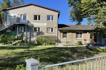 Die Außenansicht der Christlichen Kita Hasenbande mit Logo und vielen Hasenmalereien an der Fassade.