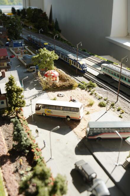 Modellbahnanlage mit parkenden Busen