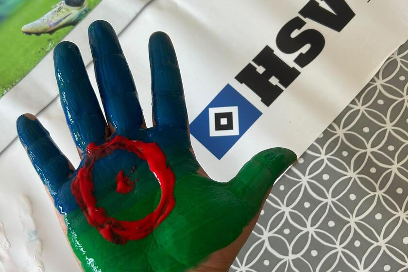 Beim Besuch der HSV-Stiftung wurde gemalt und gespielt. Hier eine angemalte Hand im HSV-Design.
