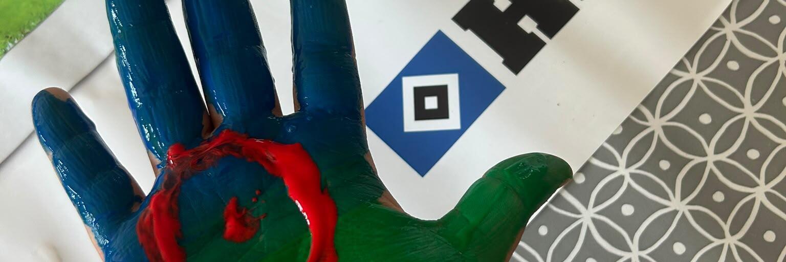 Angemalte Hand im HSV-Design