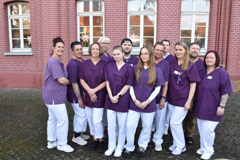 die Mitarbeitenden der Kurzzeitpflege Salzhausen stehen vor dem Gebäude