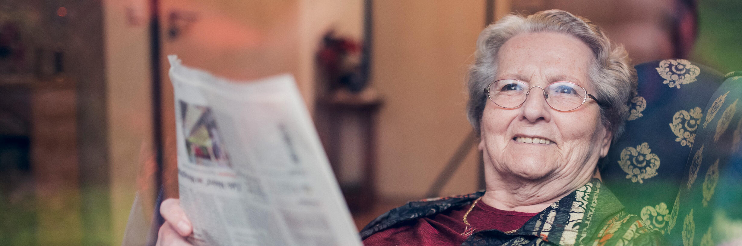 Eine Bewohnerin liest Zeitung im Johanniter-Haus Mutter Eva von Tiele-Winckler in Wentorf