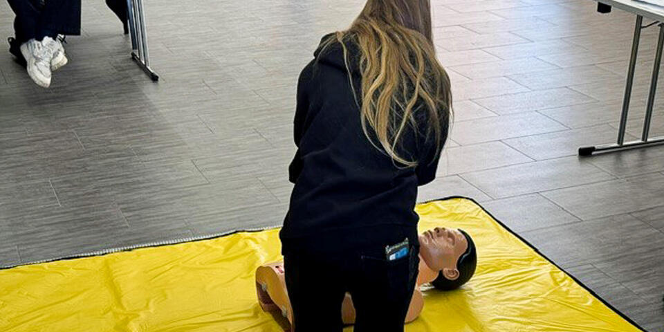 Ein Mädchen übt Wiederbelebung