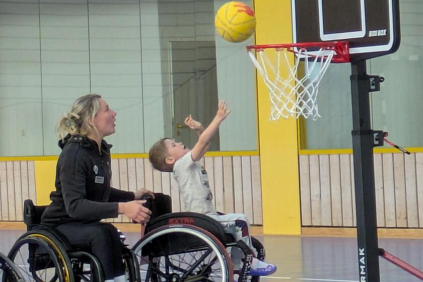 Unter der Anleitung von Svenja Mayer konnten die Kinder ausprobieren, wie es ist im Rollstuhl Basketball zu spielen.