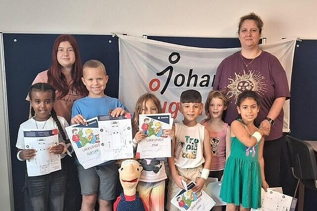 Die Kinder und die Erzieherinnen mit den Urkunden