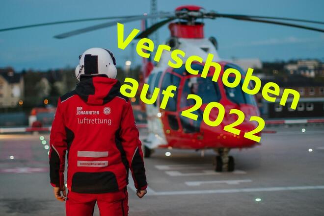 Szene am Hubschrauber-Landeplatz mit Aufschrift " Veranstaltung verschoben".