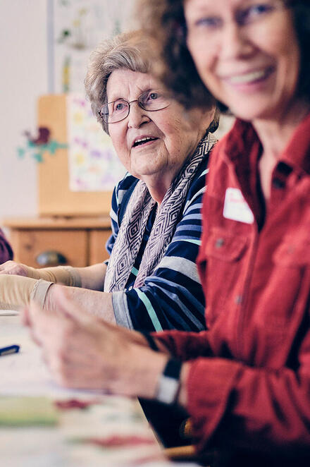 Eine Gruppe von Damen hat Spaß beim Gedächtnistraining