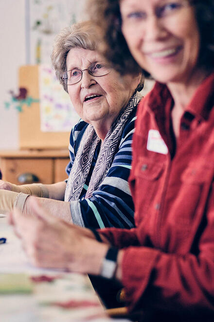 Eine Gruppe von Damen hat Spaß beim Gedächtnistraining