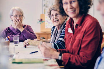 Eine Gruppe von Damen hat Spaß beim Gedächtnistraining