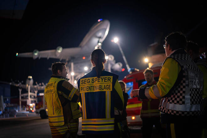 Einsatzkräfte des Brand- und Katastrophenschutz Speyer stehen vor der Boeing 747 im Technik Museum Speyer.