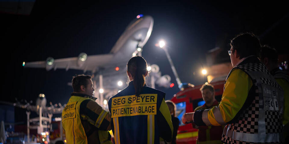 Einsatzkräfte des Brand- und Katastrophenschutz Speyer stehen vor der Boeing 747 im Technik Museum Speyer.
