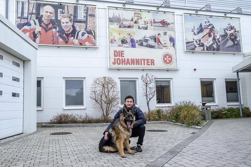 Christopher Huck gestaltet die Familienbesuche oft im Freien und nimmt dabei seinen Schäferhund Leo mit. So verbindet er Schutz vor Ansteckung mit viel Bewegung und Verbindlichkeit für seine Schützlinge.