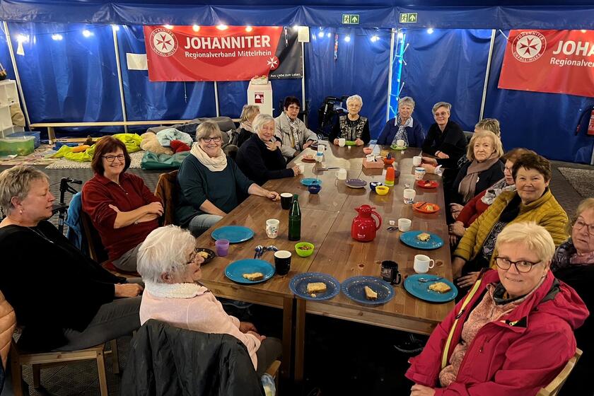 Die Damen vom Johanniter-Kaffeeklatsch sitzen im JUHte-Laune-Zelt zusammen