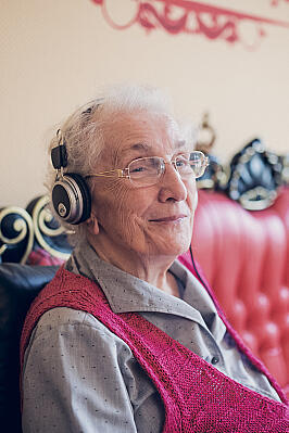 Musikalische Pause auf dem roten Sofa