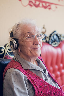 Musikalische Pause auf dem roten Sofa