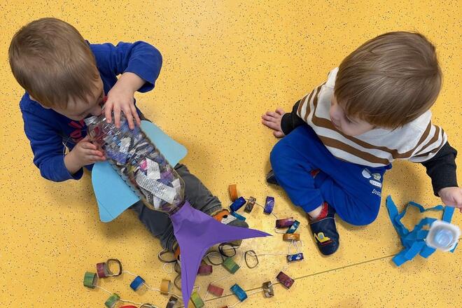 Die Kinder haben Spaß beim Basteln.