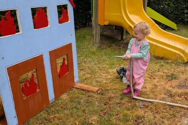 Den Kindern hat es viel Spaß gemacht den Feuerschlauch zu verwenden