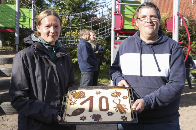 Einer von vielen Kuchen für das Kuchenbuffet: Nadja Schubring und Tobias Pierberg, Teil des pädagogischen Teams der Waldkäfer, freuen sich über die Initiative der Eltern.