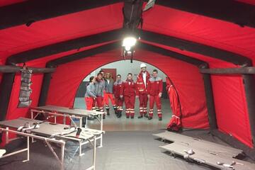 Bildimpression rotes Behandlungszelt der Schnelleinsatzgruppe