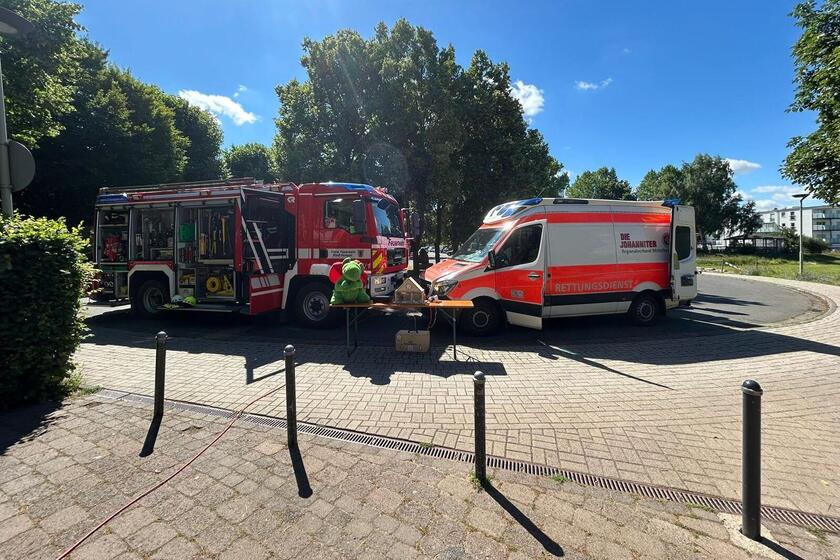 Feuerwehrlöschfahrzeug und Rettungsgwagen der Johanniter 