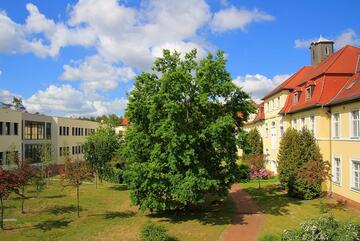 Innenhof der Lungenfachklinik mit Neubau von 2019