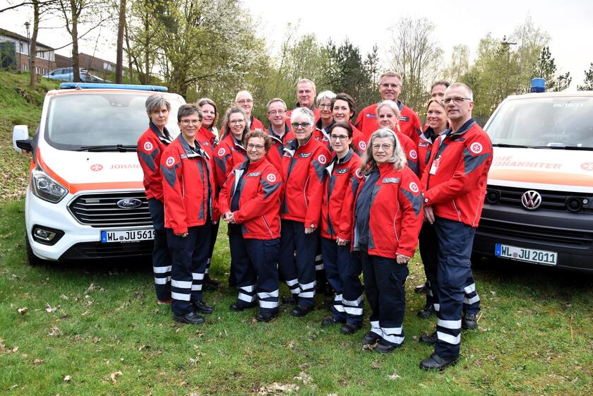 18 Teilnehmende der Ausbildung für Krisenintervention stehen in einer Gruppe zusammen