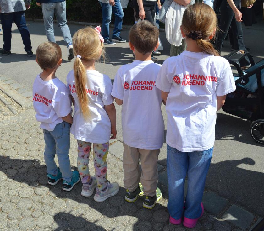 Kinder tragen Johanniter-Jugend T-Shirt.