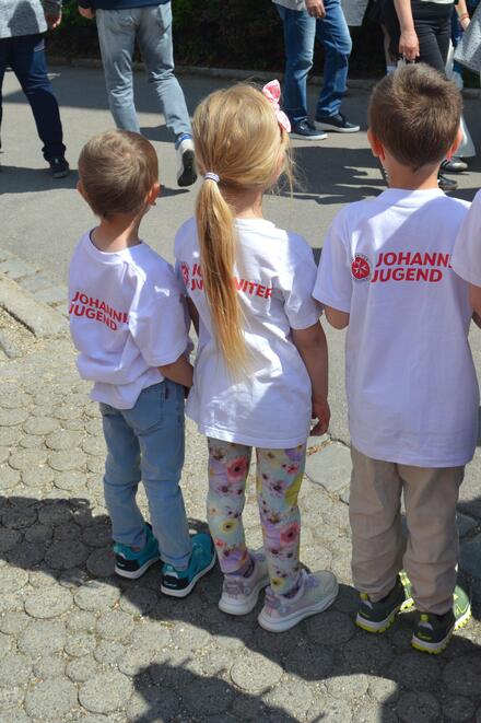 Kinder tragen Johanniter-Jugend T-Shirt.