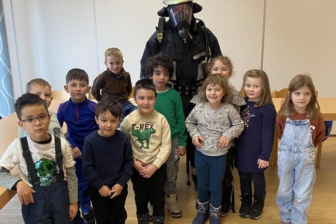 Begeisterte Kinder mit Feuerwehrmann 