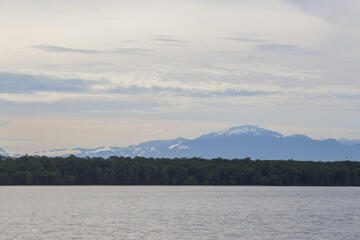 Wasser im Vordergrung, Mangrovenwald und Gebirge im Hintergrund