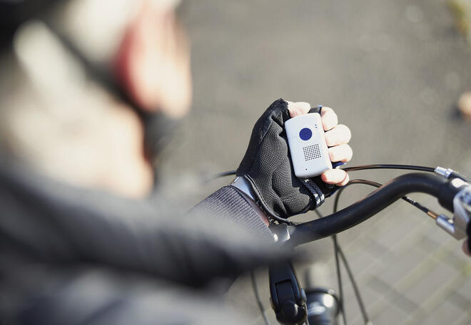Senioren-Notrufsystem für unterwegs – griffbereit am Fahrradlenker.