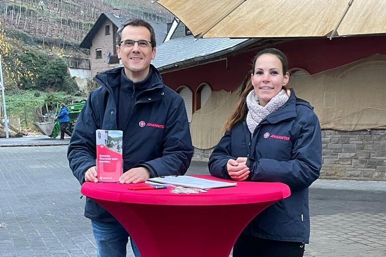 Mitarbeiter am Infostand der Johanniter Info-Bus-Tour im Ahrtal.