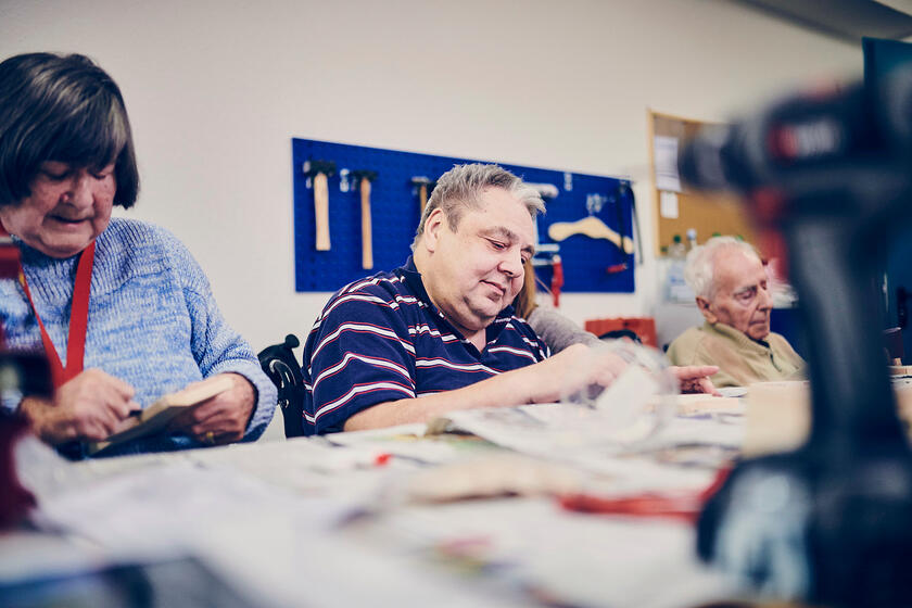 Die hauseigene Werkstatt im Johanniter-Stift fördert Kreativität