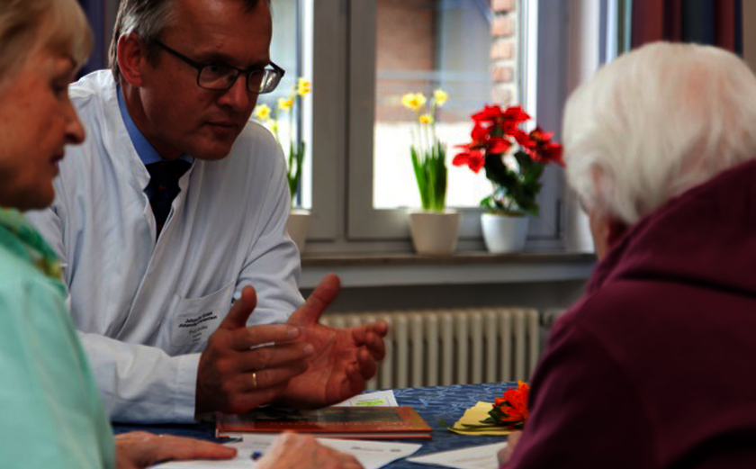 Dr. Jacobs im Arztgespräch mit einer Patientin der Geriatrie und Tagesklinik am Waldkrankenhaus Bonn 
