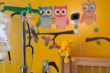 Detailaufnahme Pflegebett in der Intensivpflege-Wohngruppe im Kinderhaus "Pusteblume"