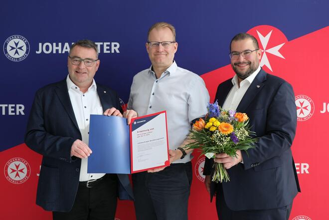 Regionalvorstände überreichen Urkunde und Blumenstrauß an Gregor Lindner
