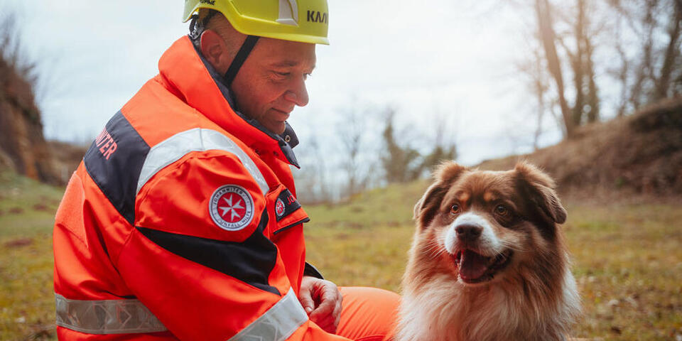 Mann mit Rettungshund Saar