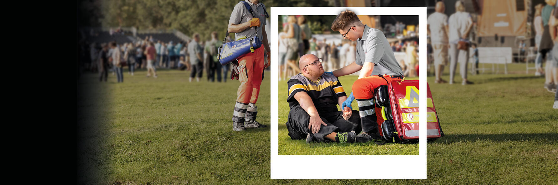 Ehrenamtlich Tätige im Sanitätsdienst bei den Johannitern versorgen einen Mann bei einer Open-Air-Veranstaltung.